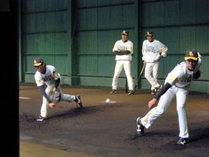 武田（右）と吉本（左）は首脳陣の前でブルペン投球を行う