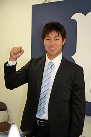 新人王獲得をガッツポーズで喜びを表す広島野村