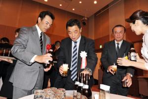 ＯＢ総会の席で乾杯に臨む左から和田監督、川藤ＯＢ会長、中村ＧＭ（撮影・河南真一）