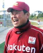 試合後の囲み取材で笑顔を見せる楽天大久保監督(撮影・山崎安昭)