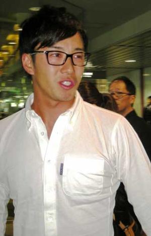 新千歳空港で取材に応じる日本ハム斎藤