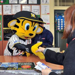 レジに入り接客するミズノ大阪店の一日店長を務めたトラッキー（撮影・上田博志）
