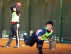 ブルペン入りしたヤクルト石山(左)と小川