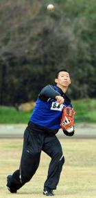 遠投で強肩を披露する真砂(撮影・今浪浩三)