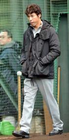 新人の投球練習を見るためブルペンに入った秋山監督（撮影・今浪浩三）
