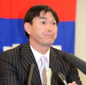 契約更改を終えた岩瀬は厳しい表情で会見する(撮影・前岡正明)