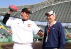 ラグビー日本代表エディー・ジョーンズヘッドコーチ(右)と談笑する原監督