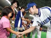 １０勝目を挙げた浅尾は子供のファンと握手する（撮影・清水貴仁）