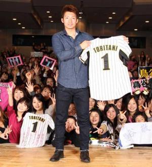 ファンをバックにユニホームを持ち笑顔を見せる鳥谷(撮影・田崎高広)