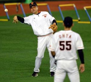 フリー打撃で外野を守っていた原監督（左）は、大田とキャッチボールをする