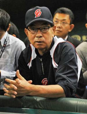 練習前、報道陣の質問に答える高木監督（撮影・山崎安昭）