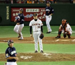 10回表中日2死一、三塁、堂上剛に勝ち越し適時打を許しぼうぜんとする西村(中央)