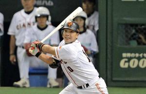 8回裏巨人1死一、二塁、苦手の小林正から左前適時打を放つ阿部(撮影・松本俊)