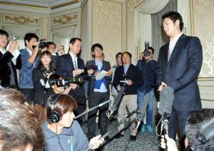 ロッテとの入団交渉を終え会見する西岡(撮影・山崎哲司)