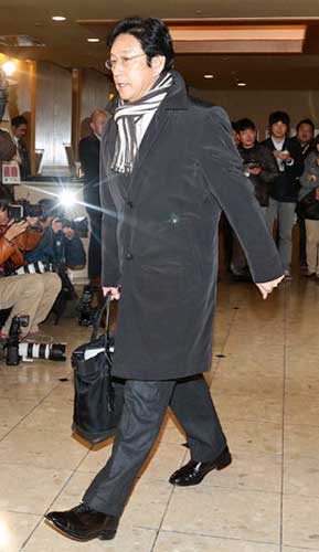 報道陣が待ち構える中、花巻東・大谷と入団交渉のため会場に入る日本ハム栗山監督