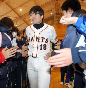 郡山市立守山中学校を訪問した巨人杉内は、生徒の花道を笑顔で歩く（撮影・浅見桂子）