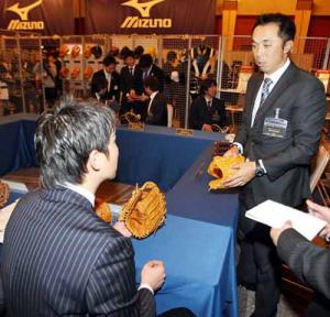 阪神新井貴（左）とグラブ談議するヤクルト宮本（撮影・加藤哉）