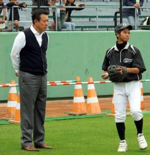 沖縄での野球教室で指導する巨人原監督(左)