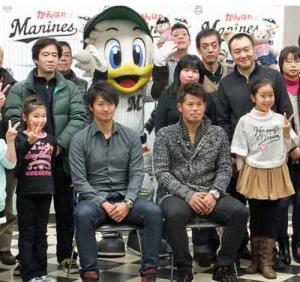 ロッテ今江(中央右)は唐川(同左)とのトークショー後に、ファンと記念写真