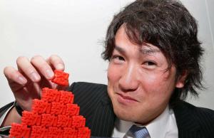 契約更改後、「努力」と記されたブロックを積み重ね笑顔を見せる巨人山口