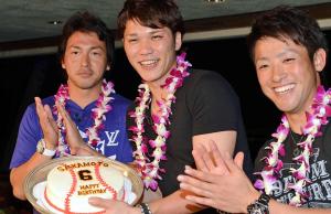 誕生日ケーキを手にして笑顔を見せる巨人坂本（中央）。左は長野、右は藤村
