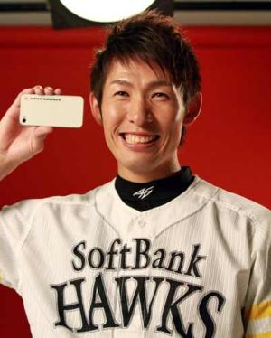 ＣＭ撮影で笑顔を見せるソフトバンク本多（撮影・藤尾明華）
