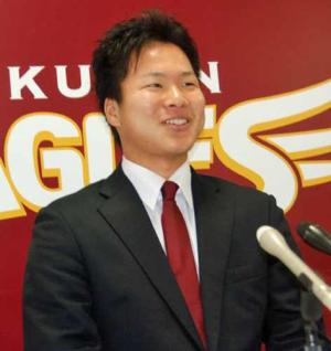来季年俸が２０００万円にアップし、笑顔で会見する楽天釜田（撮影・古川真弥）