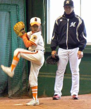 千葉市内で開かれた野球教室で野球少女を指導するロッテ益田