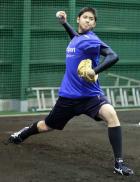 ブルペンで投球する日本ハム大谷（撮影・井上学）