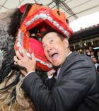 沖宮で獅子舞にかまれ、ビックリした表情を浮かべる巨人原監督(撮影・江口和貴)