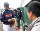 畠山はヤクルトＯＢで新潟アルビレックスのギャオス内藤監督（右）と談笑する