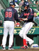 ７回表無死一塁、左越え本塁打を放ち生還した川崎（右）は飯田コーチと笑顔でタッチ