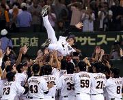 セ・リーグＶ３を決めた巨人原監督は、選手たちの手で８回宙を舞った