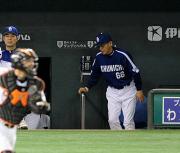 巨人優勝の瞬間にベンチ裏へ引き揚げる中日落合監督（撮影・小沢裕）