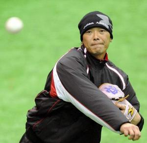 屋内練習場でキャッチボールする巨人阿部(撮影・高田文太)