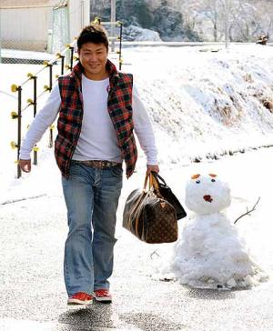 路上につくられた雪だるまの横を歩き、ジャイアンツ球場を初めて訪れた巨人村田