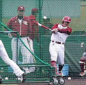楽天星野監督(左)が見守る中、打撃練習を行う松井(撮影・江口和貴)