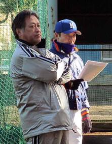 母校駒大で後輩を指導する大宮氏（左）と西村監督
