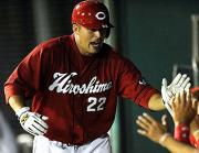 左越えに2点本塁打を放ちナインとタッチを交わすフィリップス