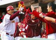 ５回裏、２打席連続本塁打を放ち祝福される山崎武