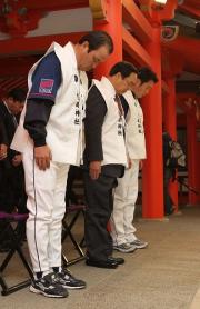 オリックス岡田監督(左)らは生田神社で必勝祈願(撮影・岡潤一)