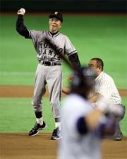 09年7月7日の巨人対横浜戦で始球式を行う前川八郎さん