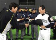 開幕戦を前に握手を交わすソフトB秋山監督と日本ハム梨田監督(共同)