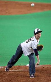 【日本ハム対ソフトＢ】投球式に登場した高木美帆（撮影・井上学）