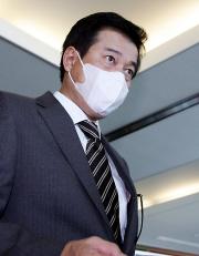 マスクをし遠征先の札幌へ向かう巨人原監督(撮影・鹿野芳博)