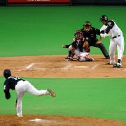 【日本ハム-ヤクルト】中田翔は三振に倒れる。投手由規(撮影・柴田隆二)