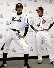 復刻版ユニホームのお披露目を行った川崎（左）（撮影・藤尾明華）