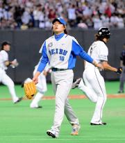 【日本ハム-西武】サヨナラ負けし引き揚げる涌井(撮影・下田雄一)