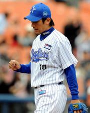 【横浜-中日】2回、本塁打を打たれボー然とする三浦(撮影・山崎哲司)