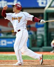 【楽天－西武】８回、山崎武はソロ本塁打を放つ（撮影・下田雄一）